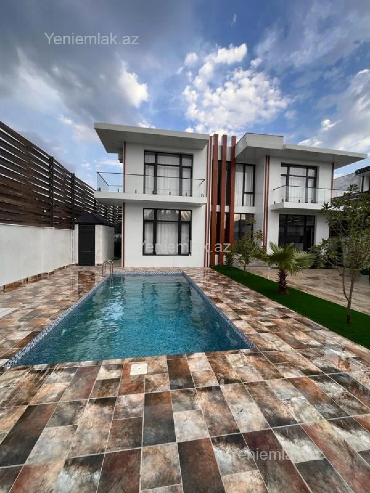 Satılır 5 otaqlı həyət evi 300 m²