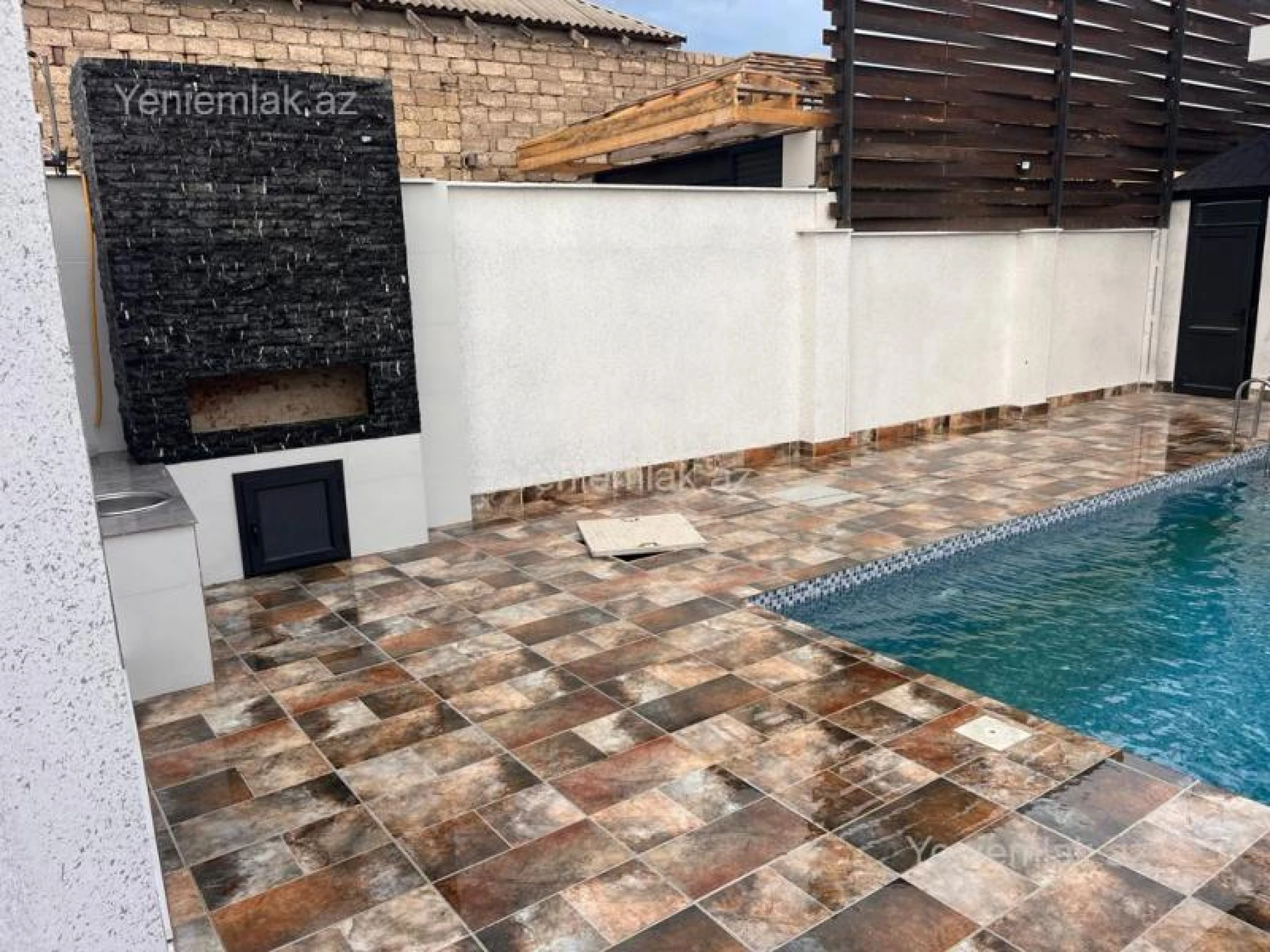 Satılır 5 otaqlı həyət evi 300 m²