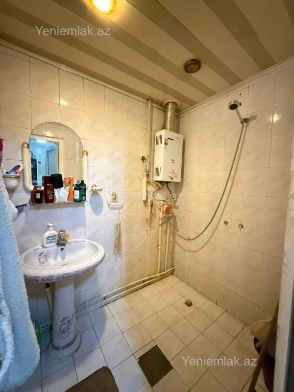 Satılır 2 otaqlı köhnə tikili 65 m²