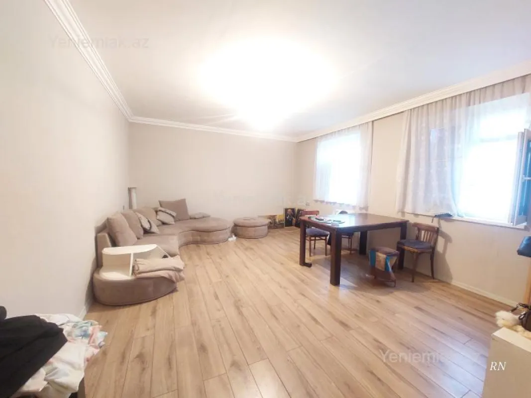 Satılır 4 otaqlı köhnə tikili 90 m²