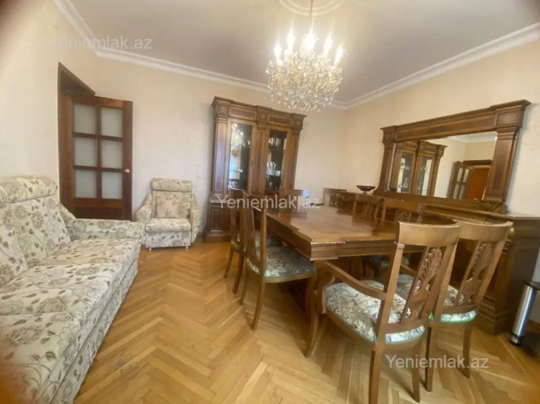 Satılır 4 otaqlı köhnə tikili 121 m²