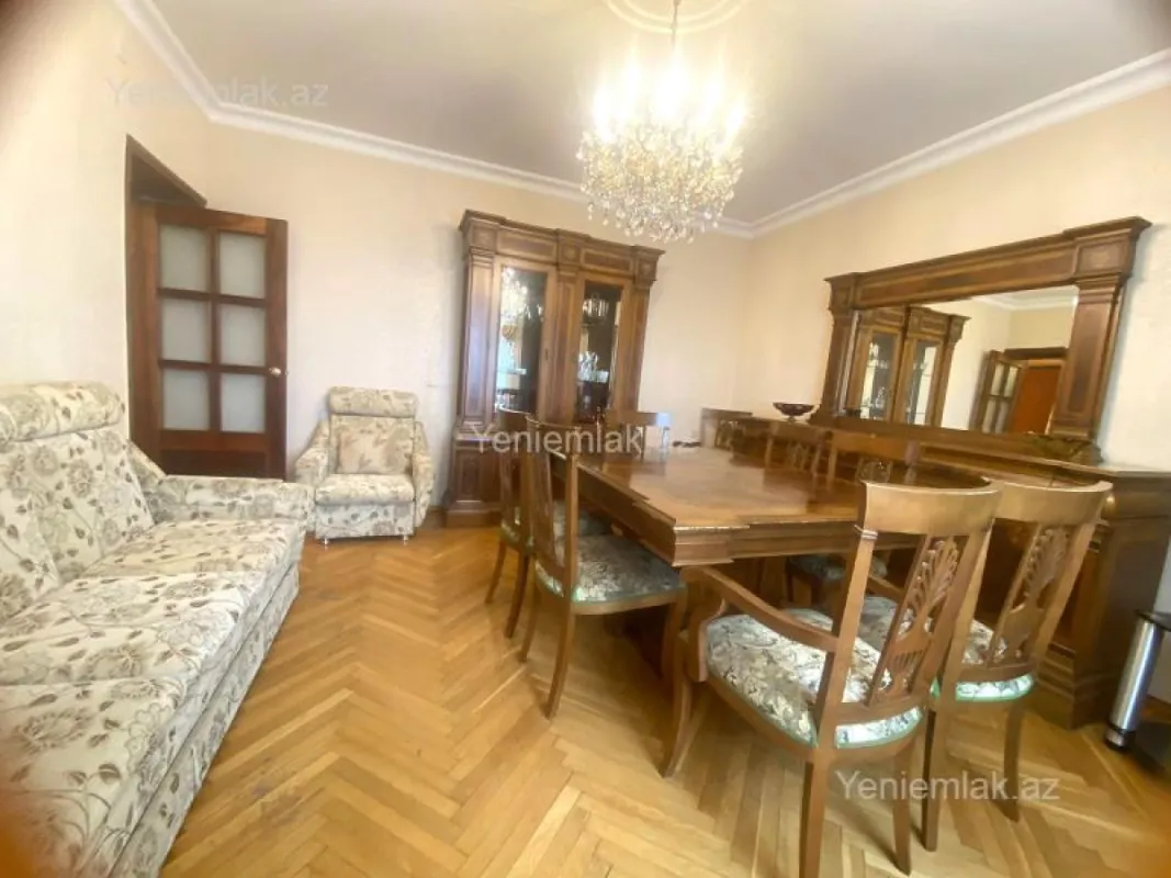 Satılır 4 otaqlı köhnə tikili 110 m²
