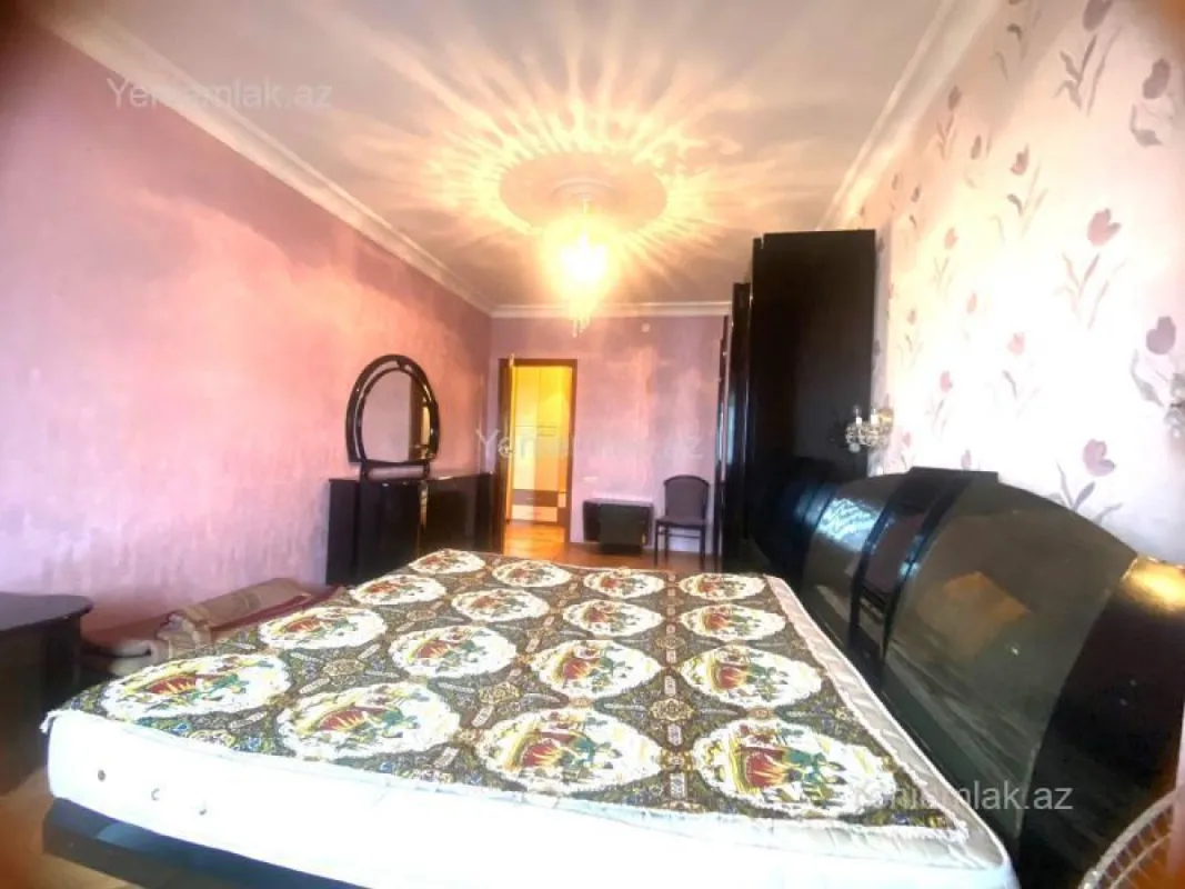 Satılır 4 otaqlı köhnə tikili 110 m²