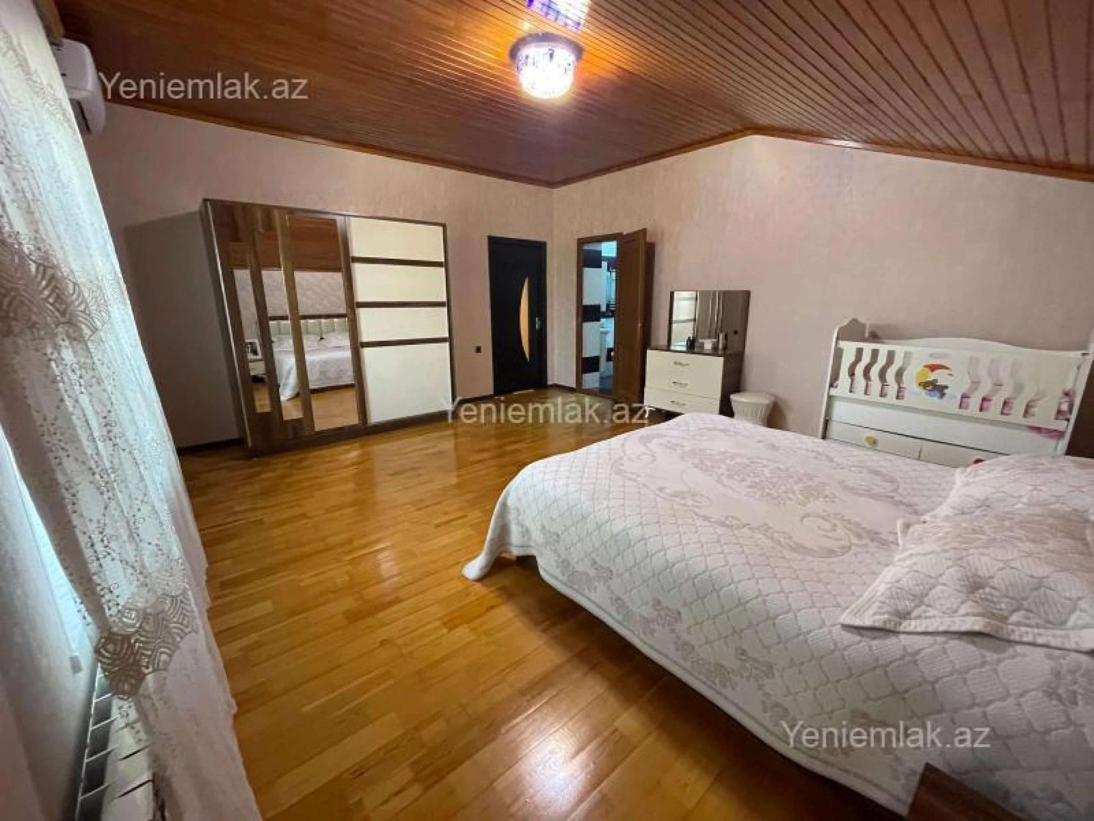 Satılır 5 otaqlı həyət evi 280 m²