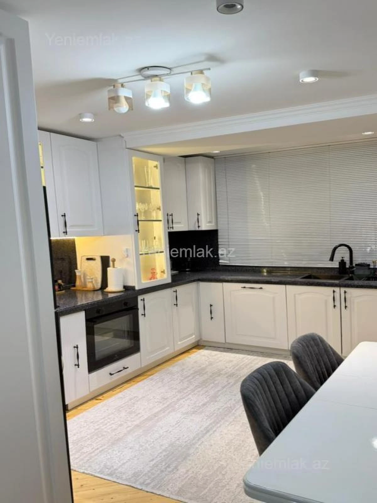 Satılır 4 otaqlı köhnə tikili 157 m²