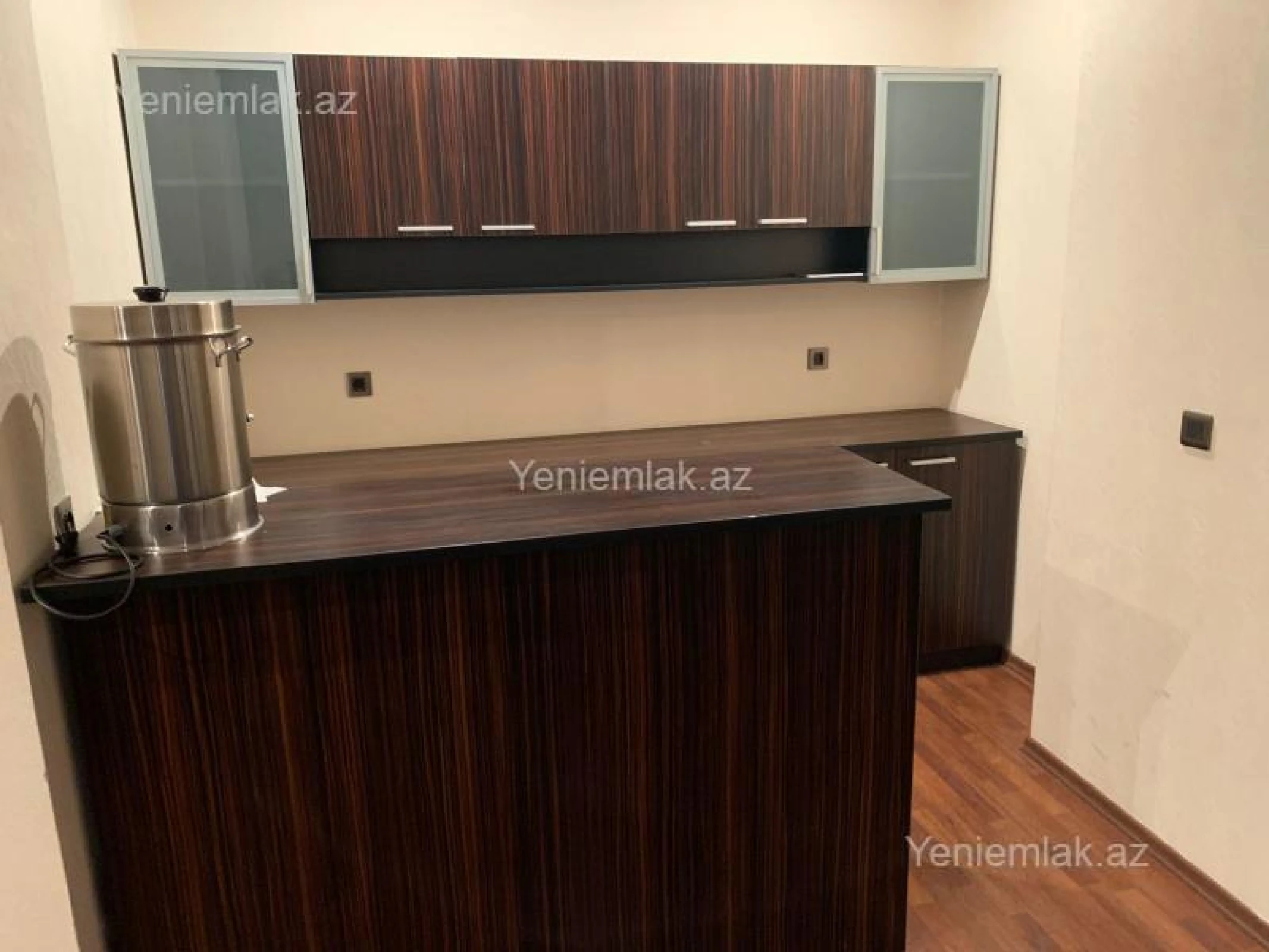 Satılır 3 otaqlı ofis 120 m²