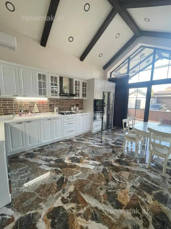 Satılır 6 otaqlı həyət evi 250 m²