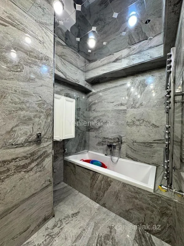 Satılır 4 otaqlı yeni tikili 200 m²