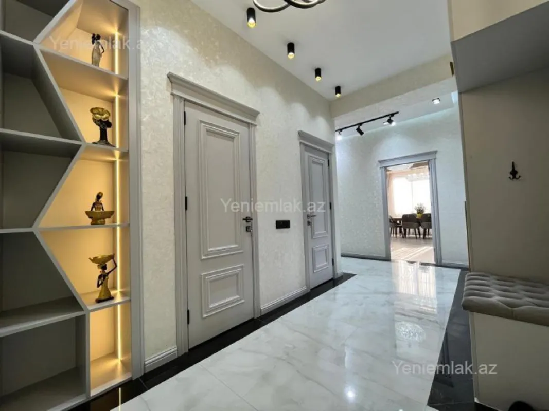 Satılır 3 otaqlı yeni tikili 130 m²