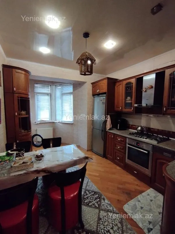 Satılır 4 otaqlı köhnə tikili 110 m²