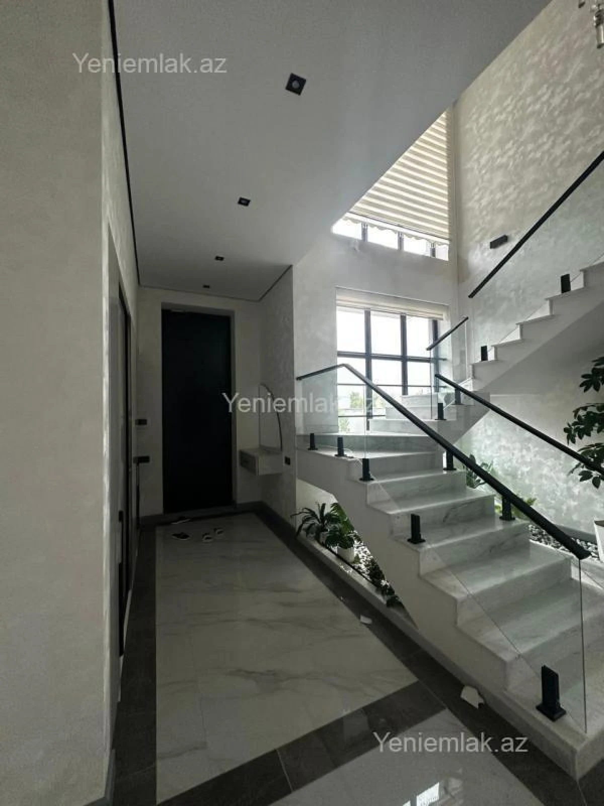 Satılır 5 otaqlı həyət evi 280 m²