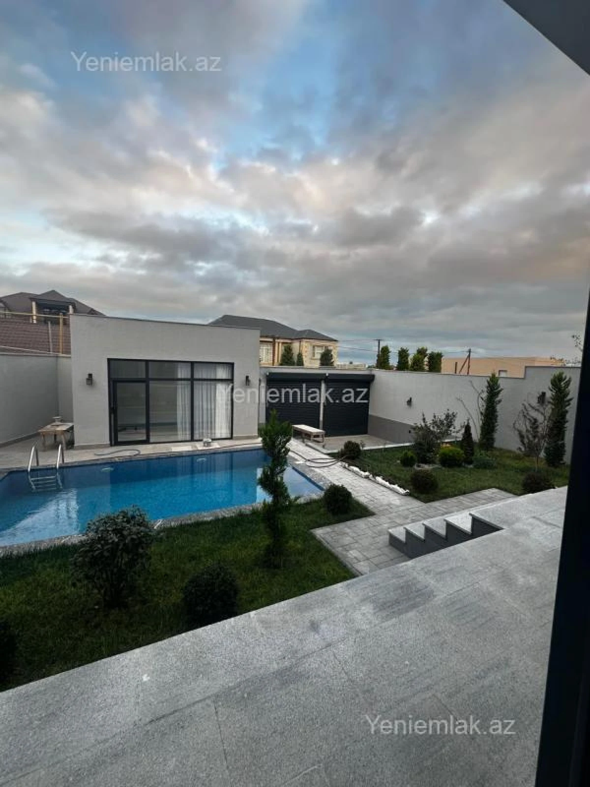 Satılır 5 otaqlı həyət evi 280 m²