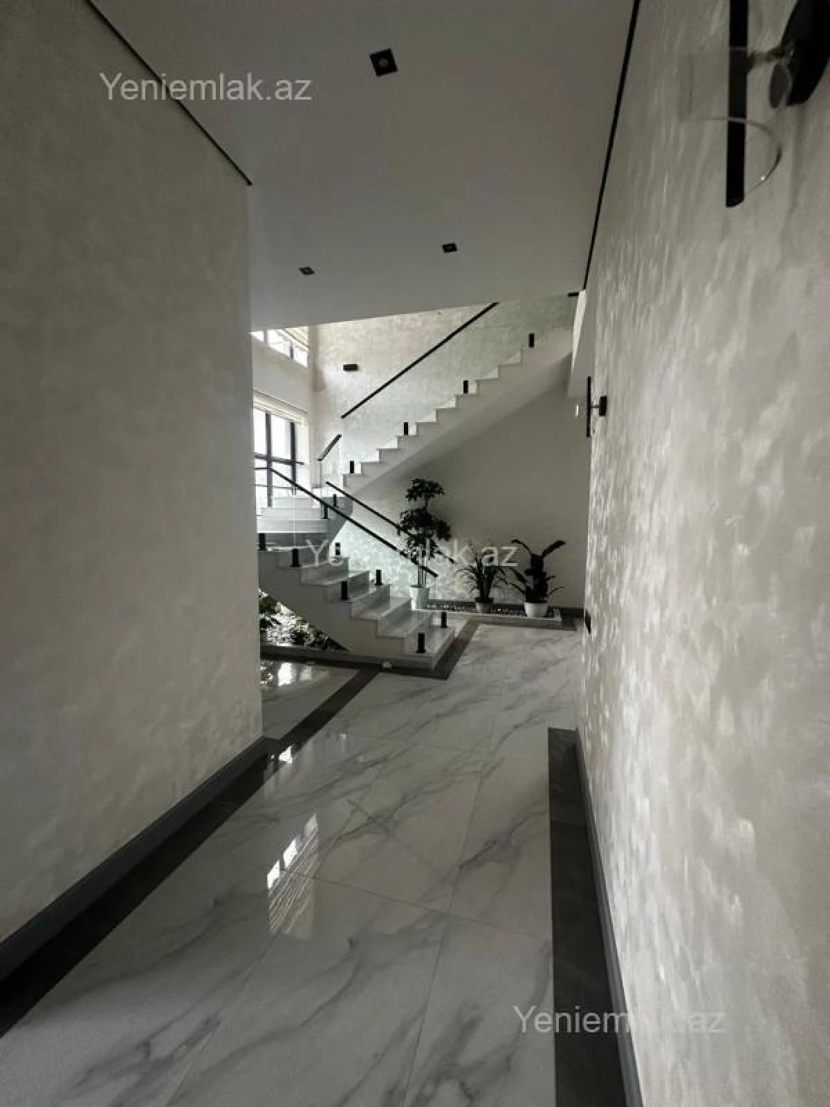 Satılır 5 otaqlı həyət evi 280 m²