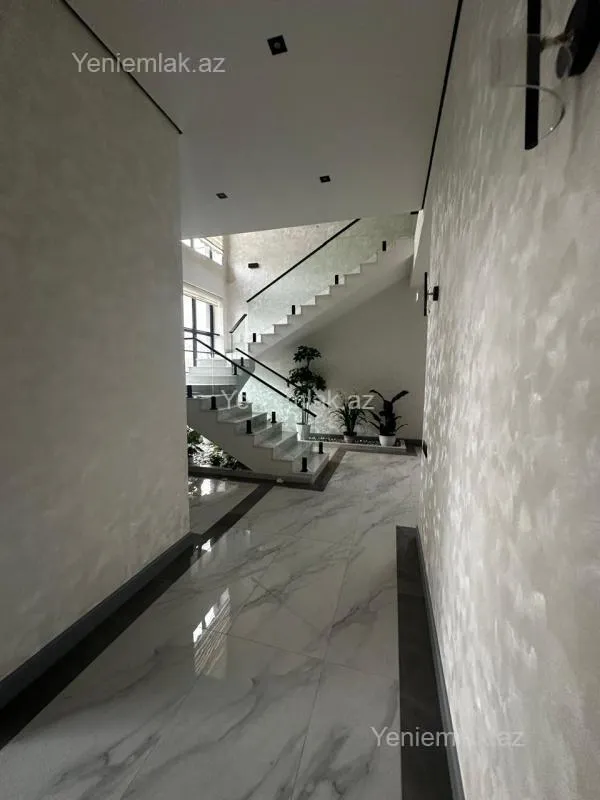 Satılır 5 otaqlı həyət evi 280 m²