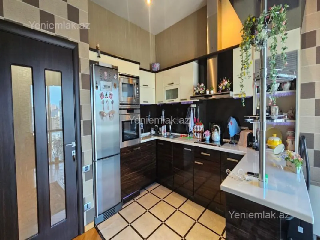 Satılır 3 otaqlı yeni tikili 135 m²