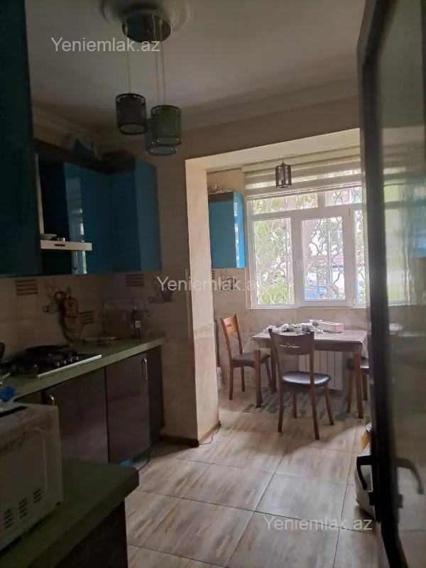 Satılır 4 otaqlı köhnə tikili 105 m²