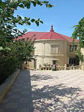 Satılır 8 otaqlı həyət evi 220 m²