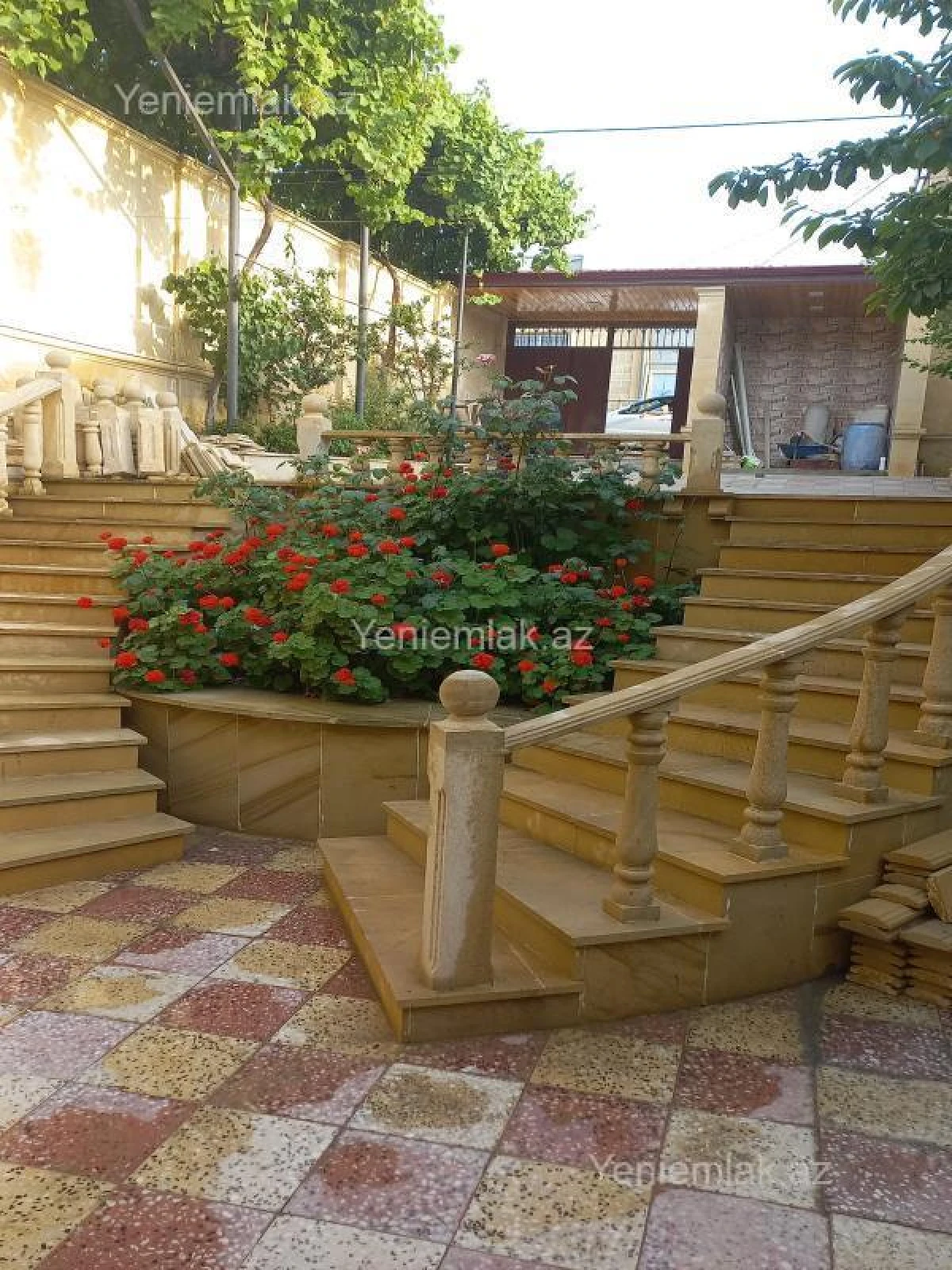 Satılır 8 otaqlı həyət evi 220 m²