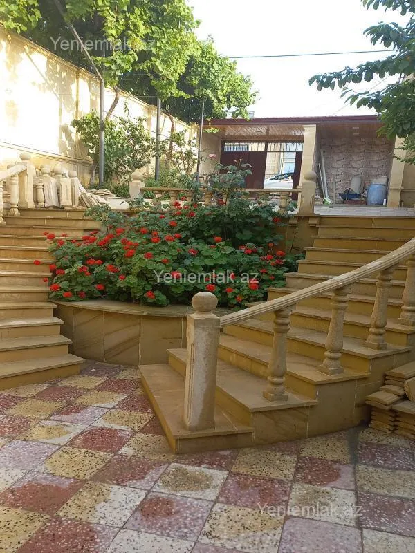 Satılır 8 otaqlı həyət evi 220 m²