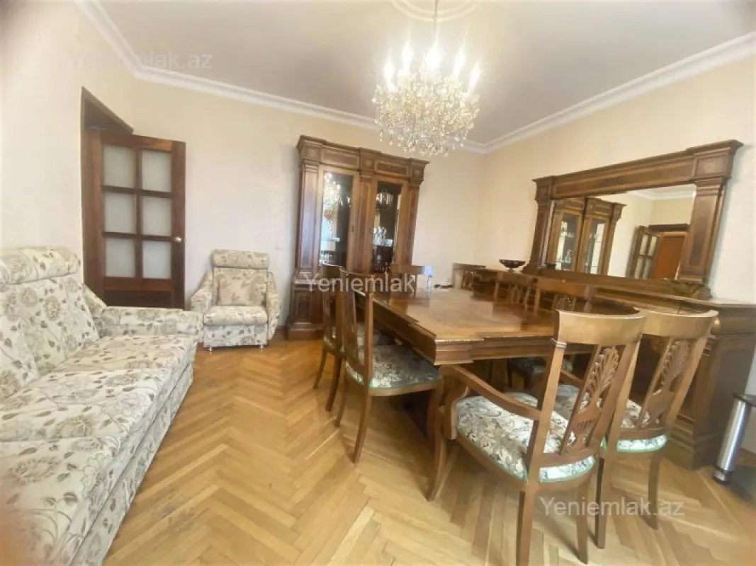 Satılır 4 otaqlı köhnə tikili 110 m²
