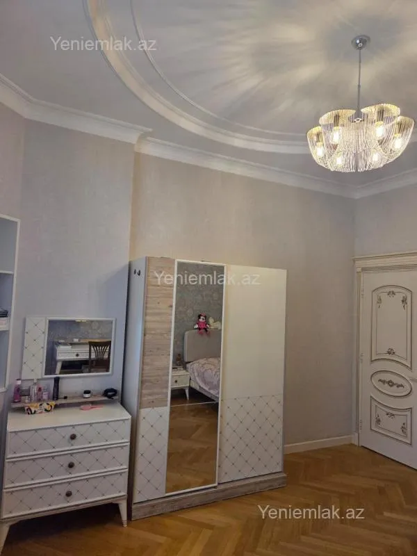 Satılır 11 otaqlı həyət evi 480 m²