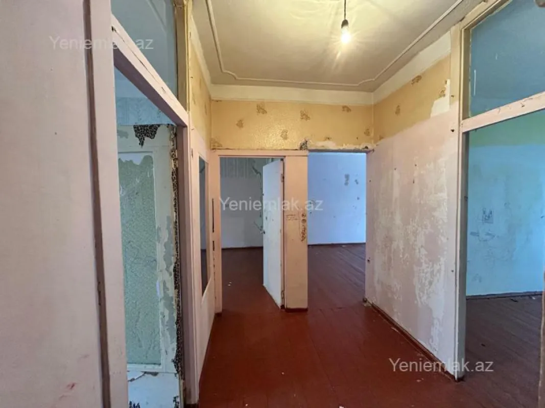 Satılır 4 otaqlı köhnə tikili 120 m²