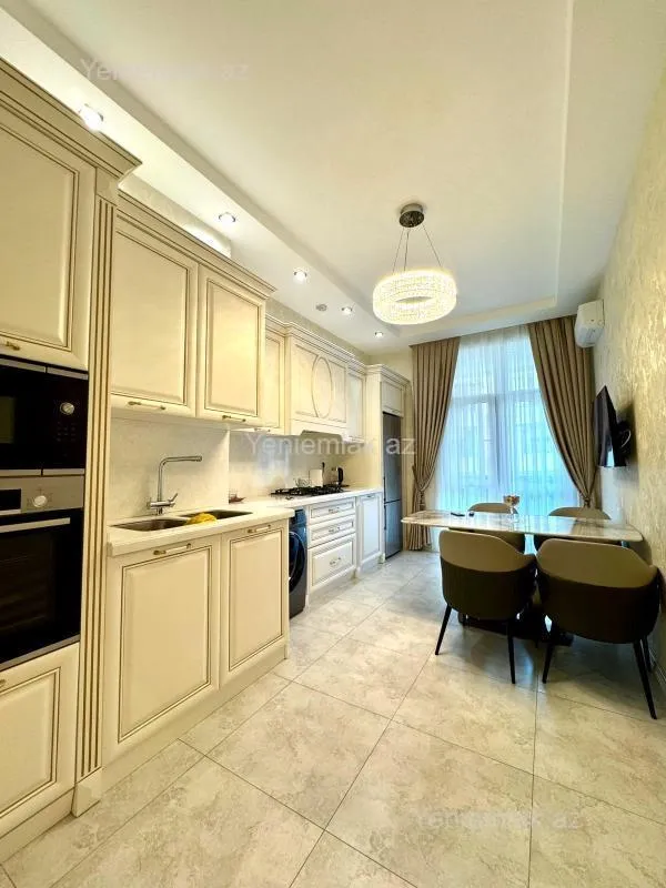 Satılır 3 otaqlı yeni tikili 140 m²