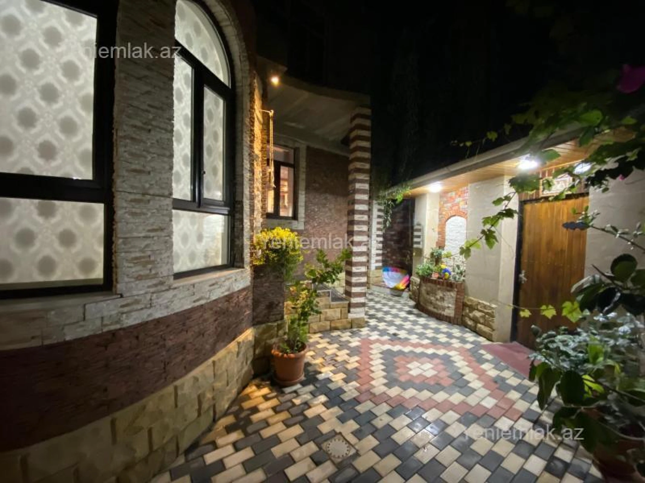 Satılır 5 otaqlı həyət evi 220 m²