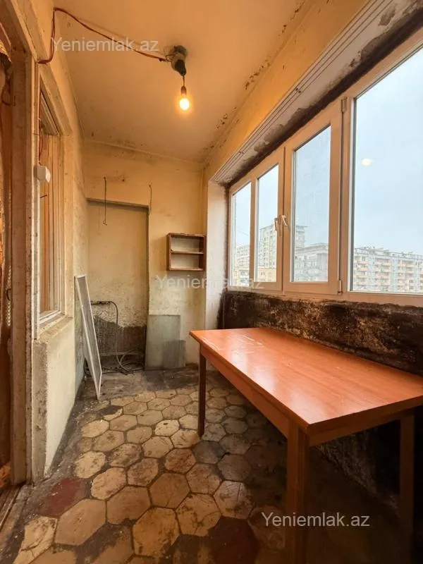 Satılır 4 otaqlı köhnə tikili 100 m²