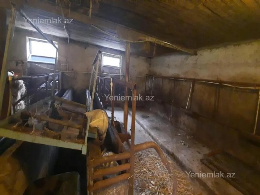 Satılır 10 otaqlı obyekt 2500 m²