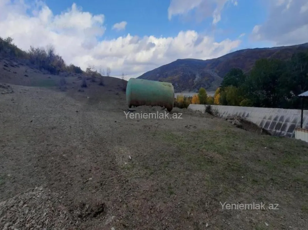 Satılır 10 otaqlı obyekt 2500 m²