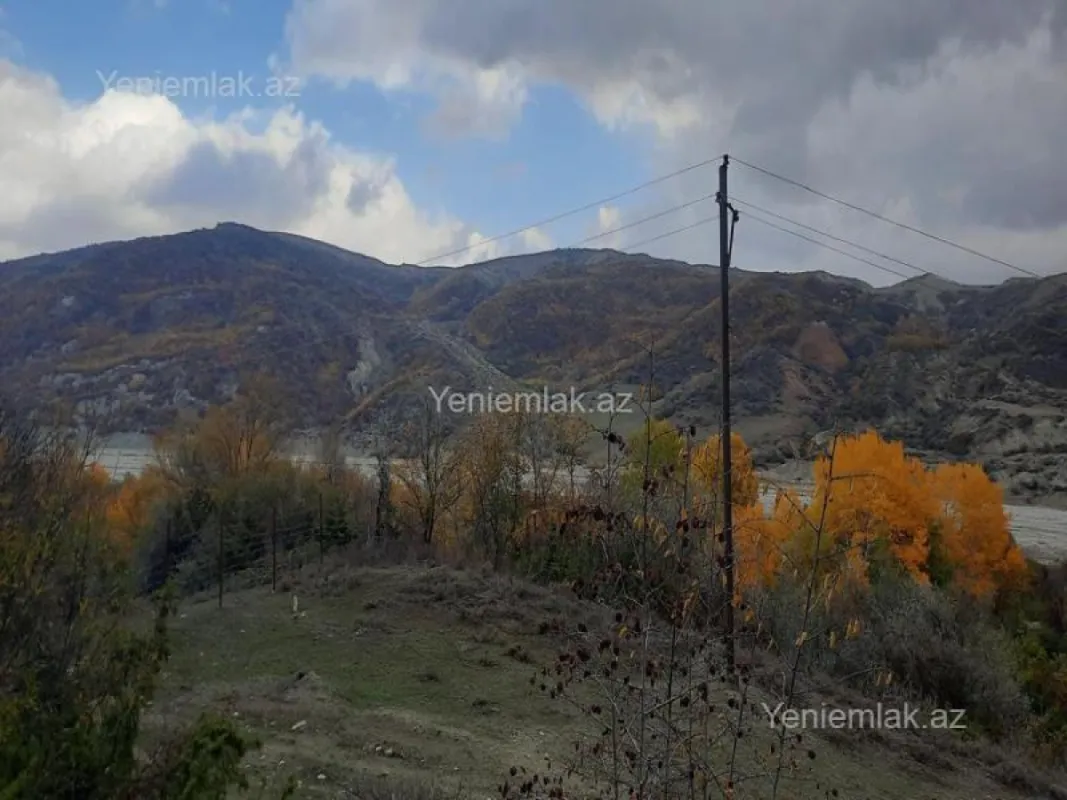 Satılır 10 otaqlı obyekt 2500 m²