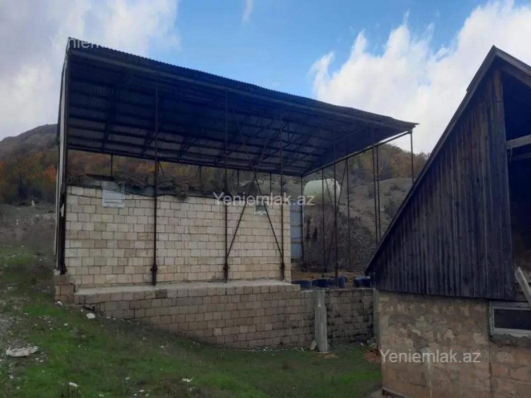 Satılır 10 otaqlı obyekt 2500 m²