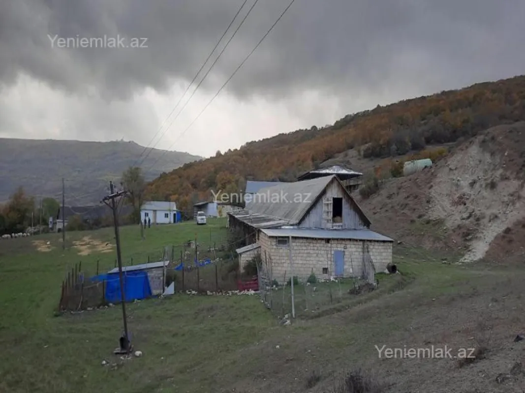 Satılır 10 otaqlı obyekt 2500 m²