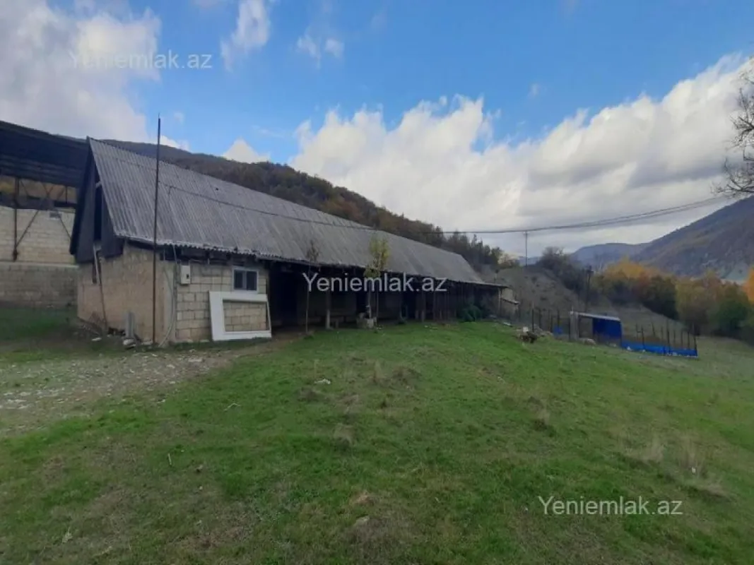 Satılır 10 otaqlı obyekt 2500 m²