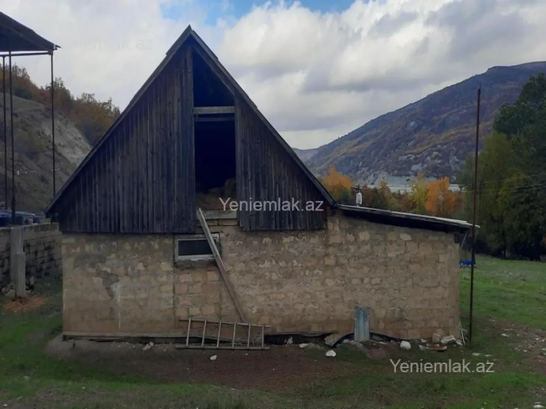 Satılır 10 otaqlı obyekt 2500 m²