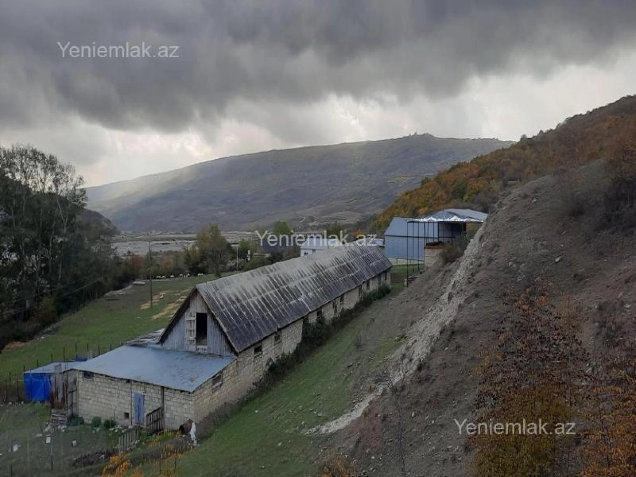 Satılır 10 otaqlı obyekt 2500 m²