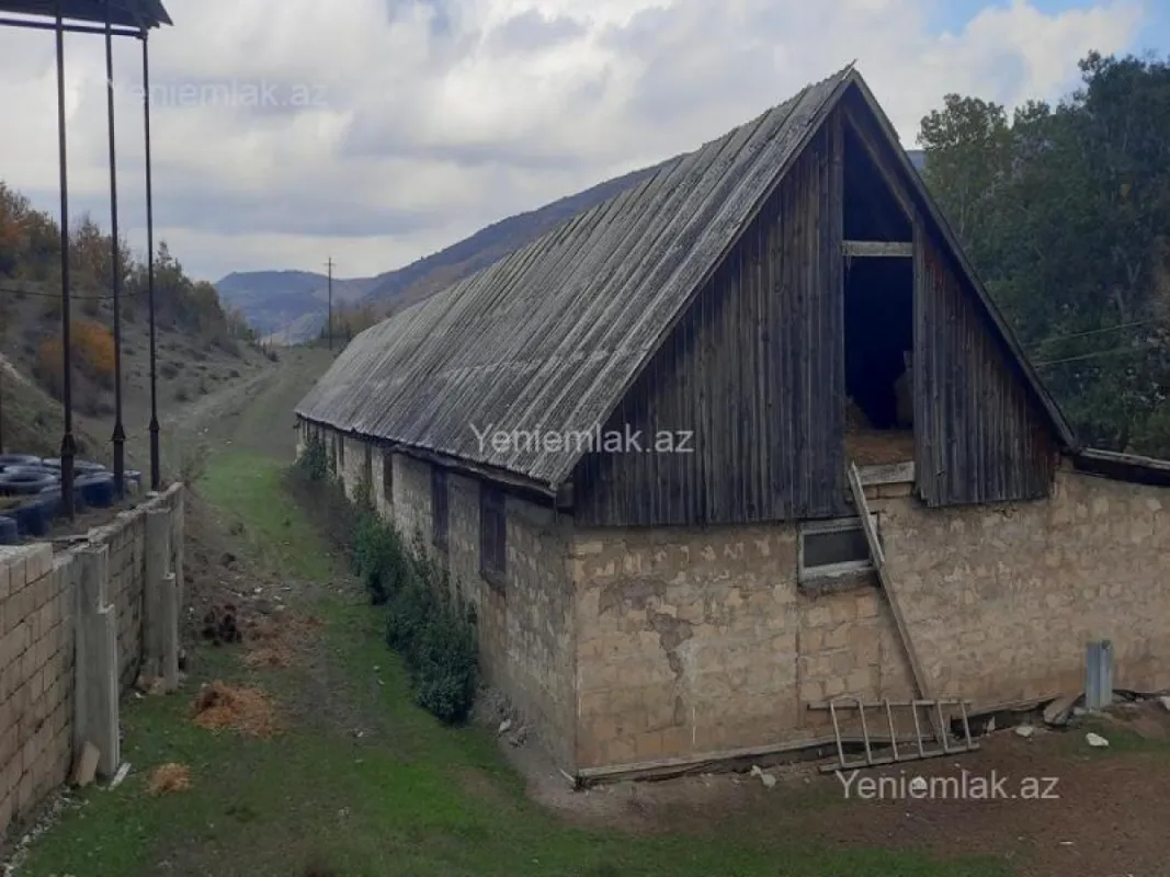 Satılır 10 otaqlı obyekt 2500 m²