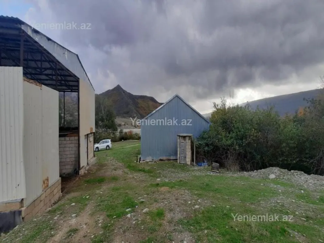 Satılır 10 otaqlı obyekt 2500 m²