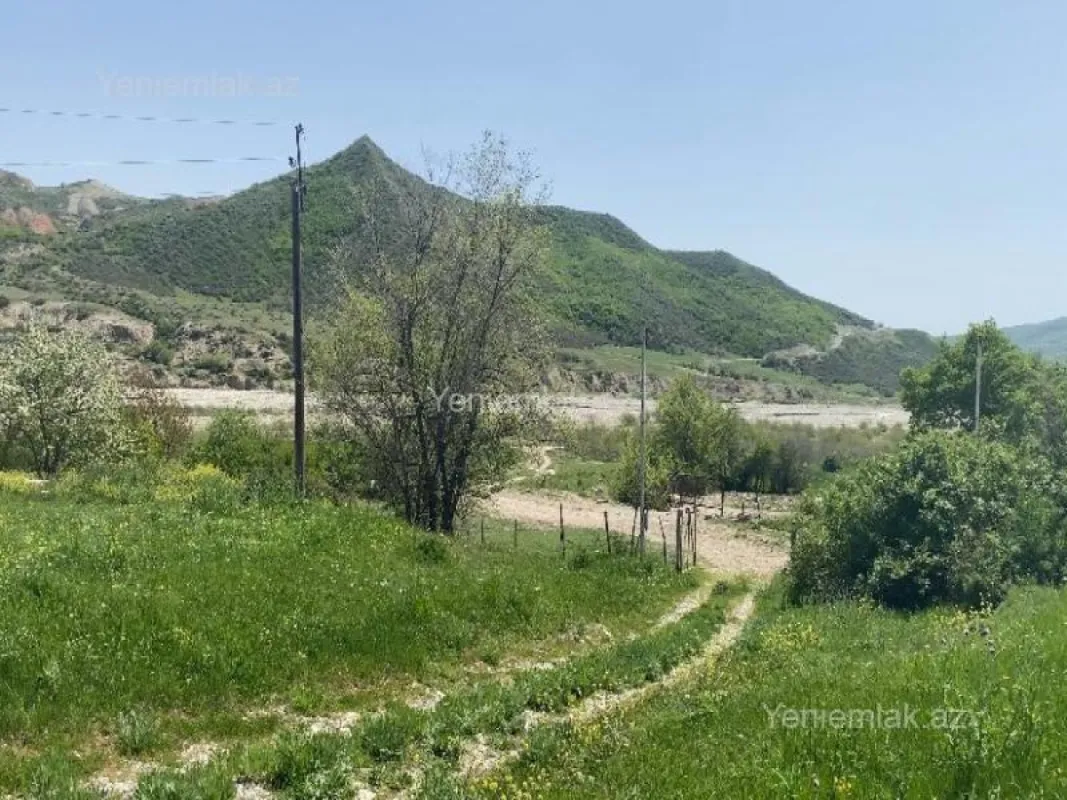 Satılır 10 otaqlı obyekt 2500 m²