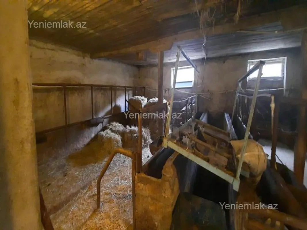 Satılır 10 otaqlı obyekt 2500 m²