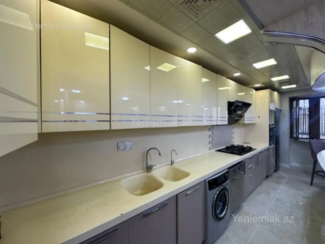 Satılır 3 otaqlı yeni tikili 130 m²