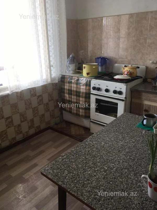 Satılır 4 otaqlı köhnə tikili 100 m²