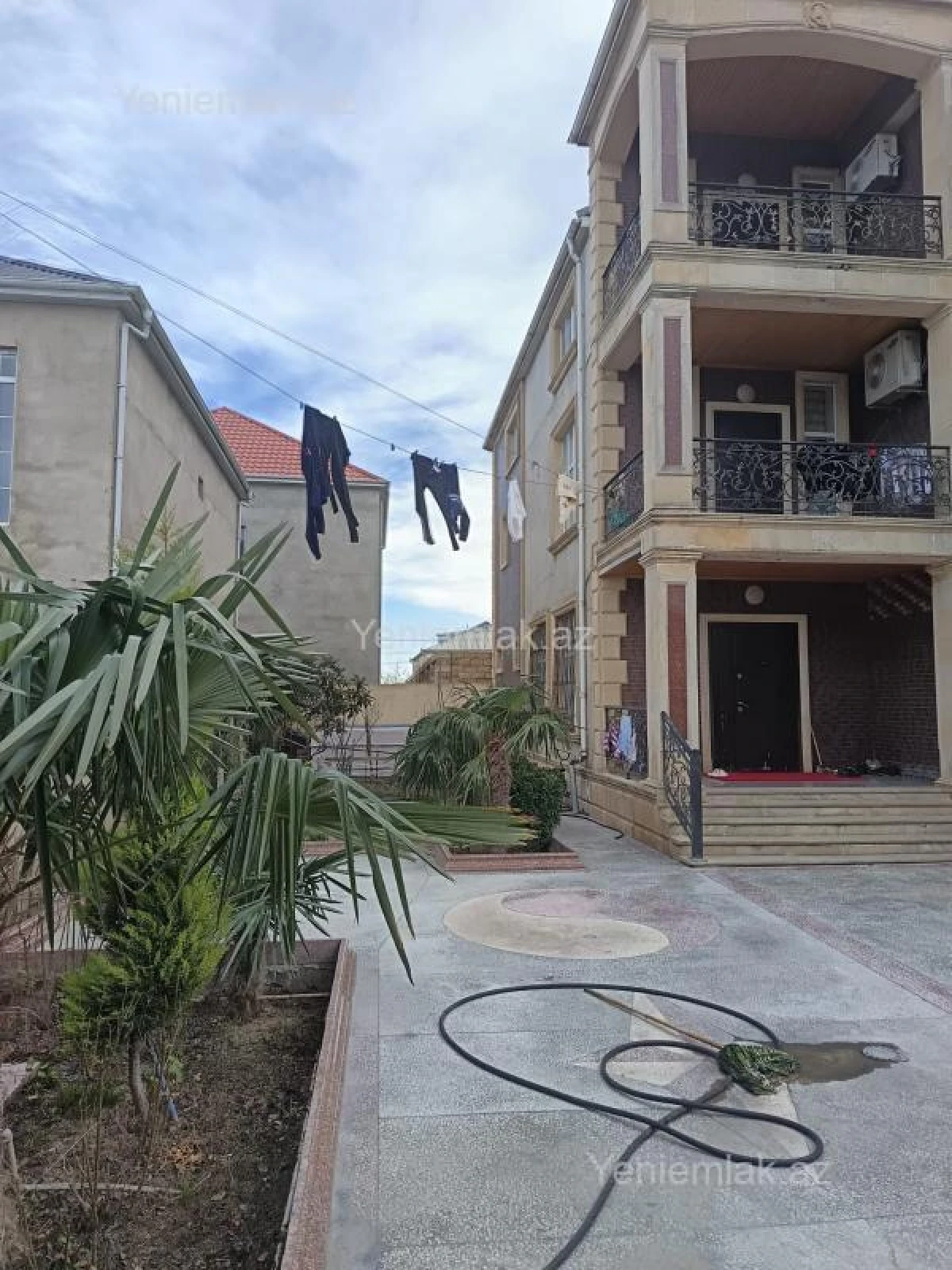 Satılır 9 otaqlı həyət evi 1000 m²