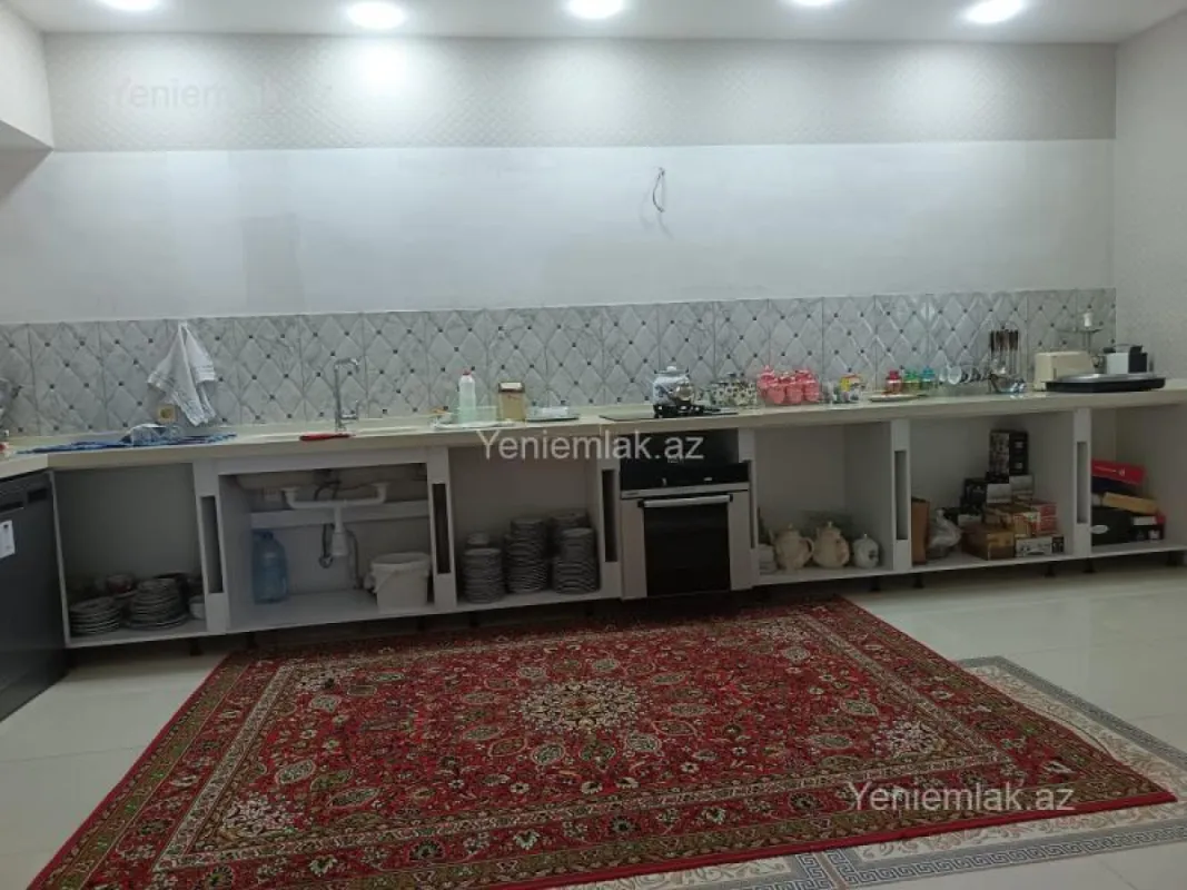 Satılır 9 otaqlı həyət evi 1000 m²