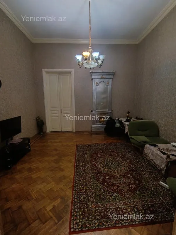 Satılır 2 otaqlı köhnə tikili 75 m²