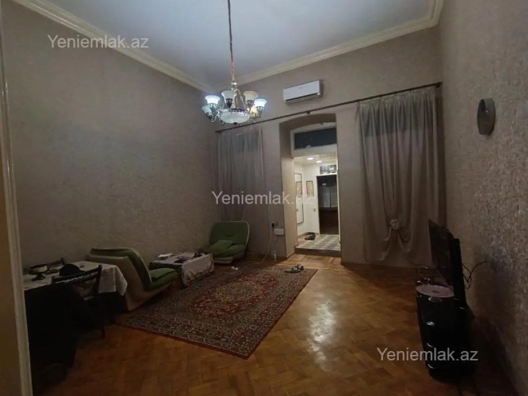 Satılır 2 otaqlı köhnə tikili 75 m²