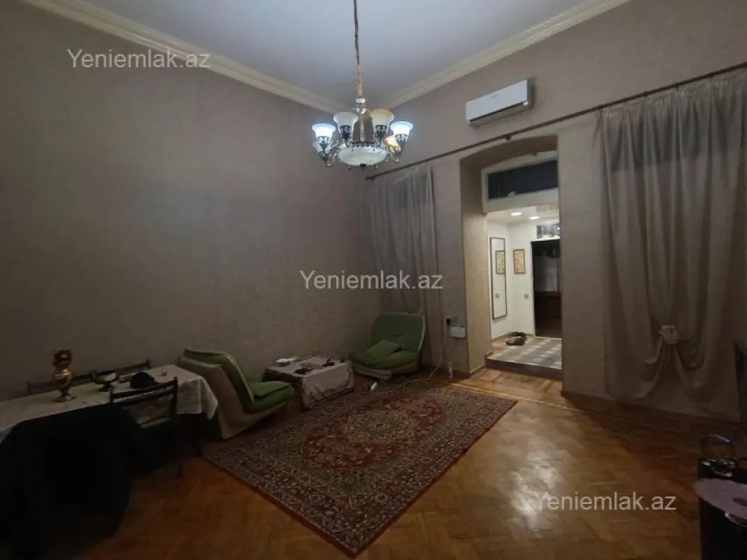 Satılır 2 otaqlı köhnə tikili 75 m²