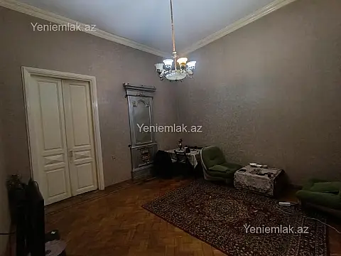Satılır 2 otaqlı köhnə tikili 75 m²
