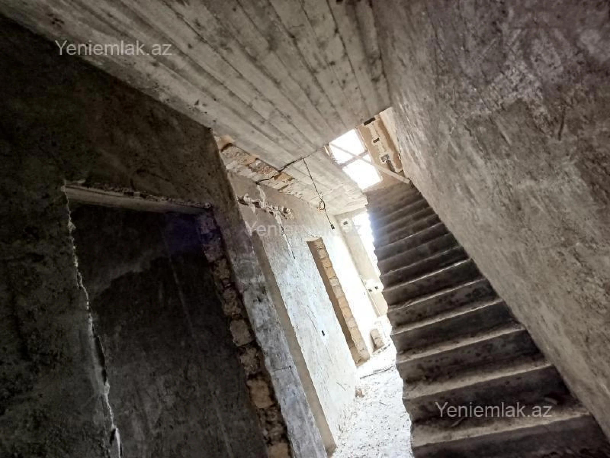 Satılır 12 otaqlı həyət evi 700 m²